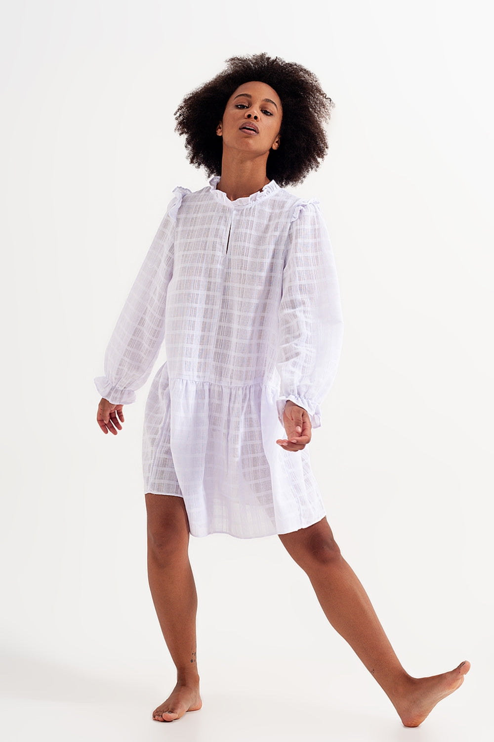 Mini vestido voluminoso con volantes en blanco Q2