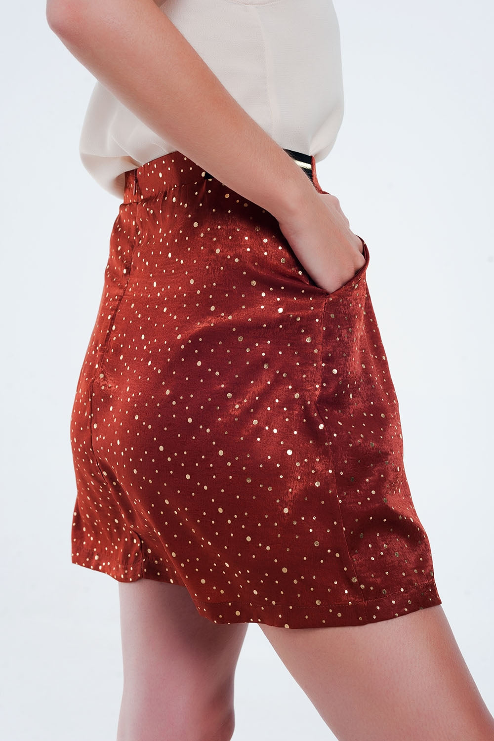 Minifalda caldera con pliegues y estampado de lunares Q2