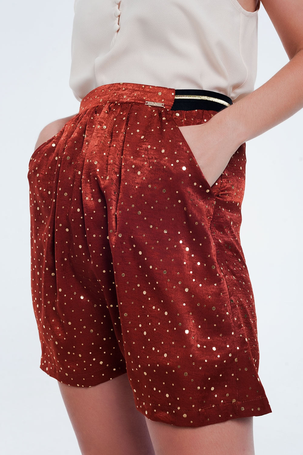 Minifalda caldera con pliegues y estampado de lunares Q2