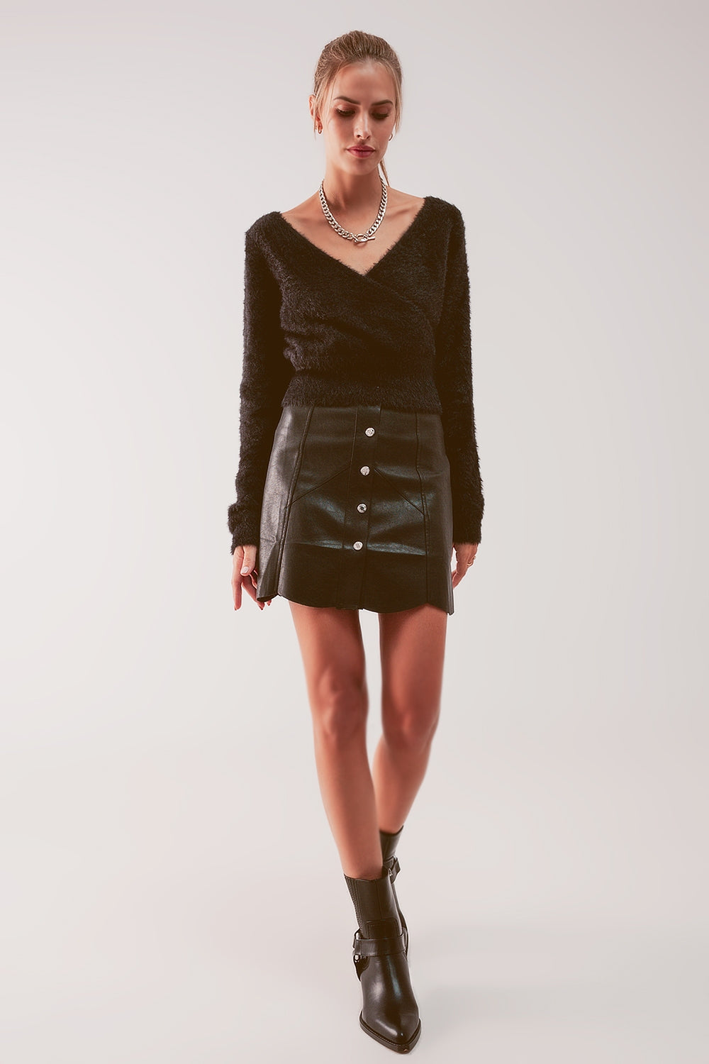 Minifalda color negro con botones de polipiel Q2