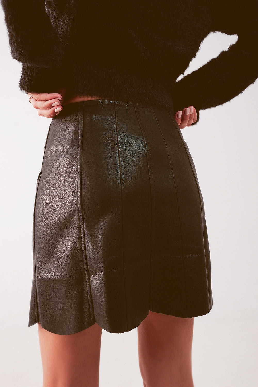 Minifalda color negro con botones de polipiel Q2