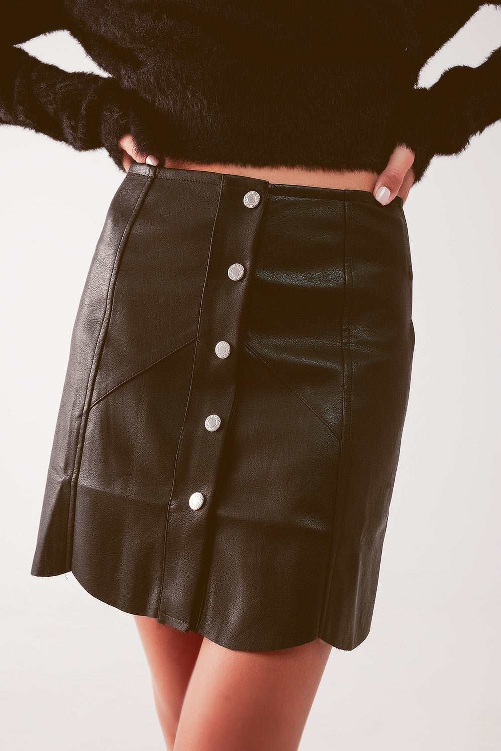 Minifalda color negro con botones de polipiel Q2