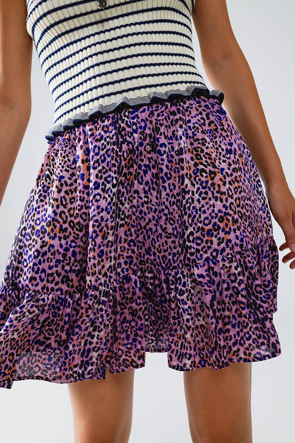 Minifalda morada con estampado animal y volante Q2
