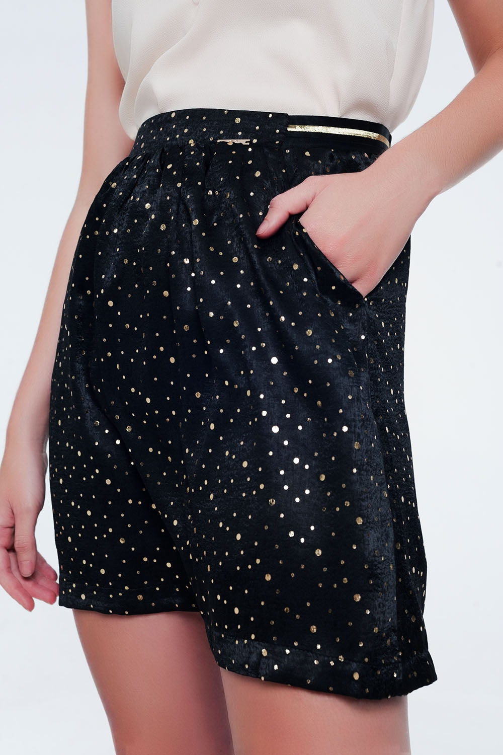 Q2 Minifalda negra con pliegues y estampado de lunares