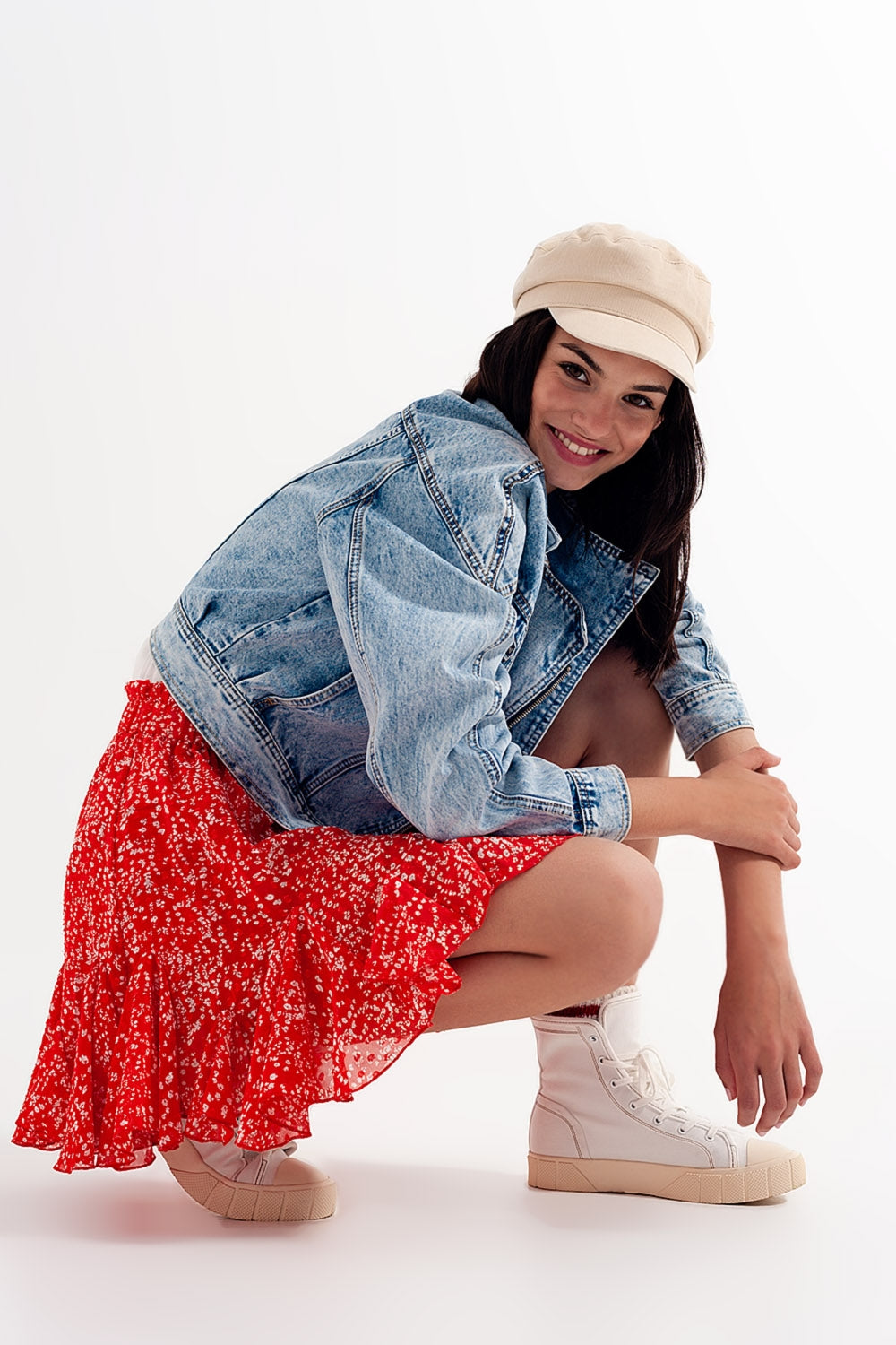 Q2 Minifalda roja con estampado floral y volantes