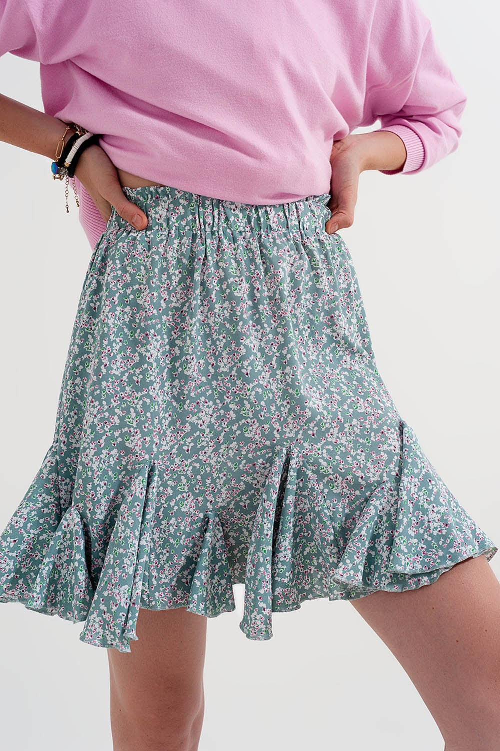 Minifalda verde con estampado floral y volantes Q2