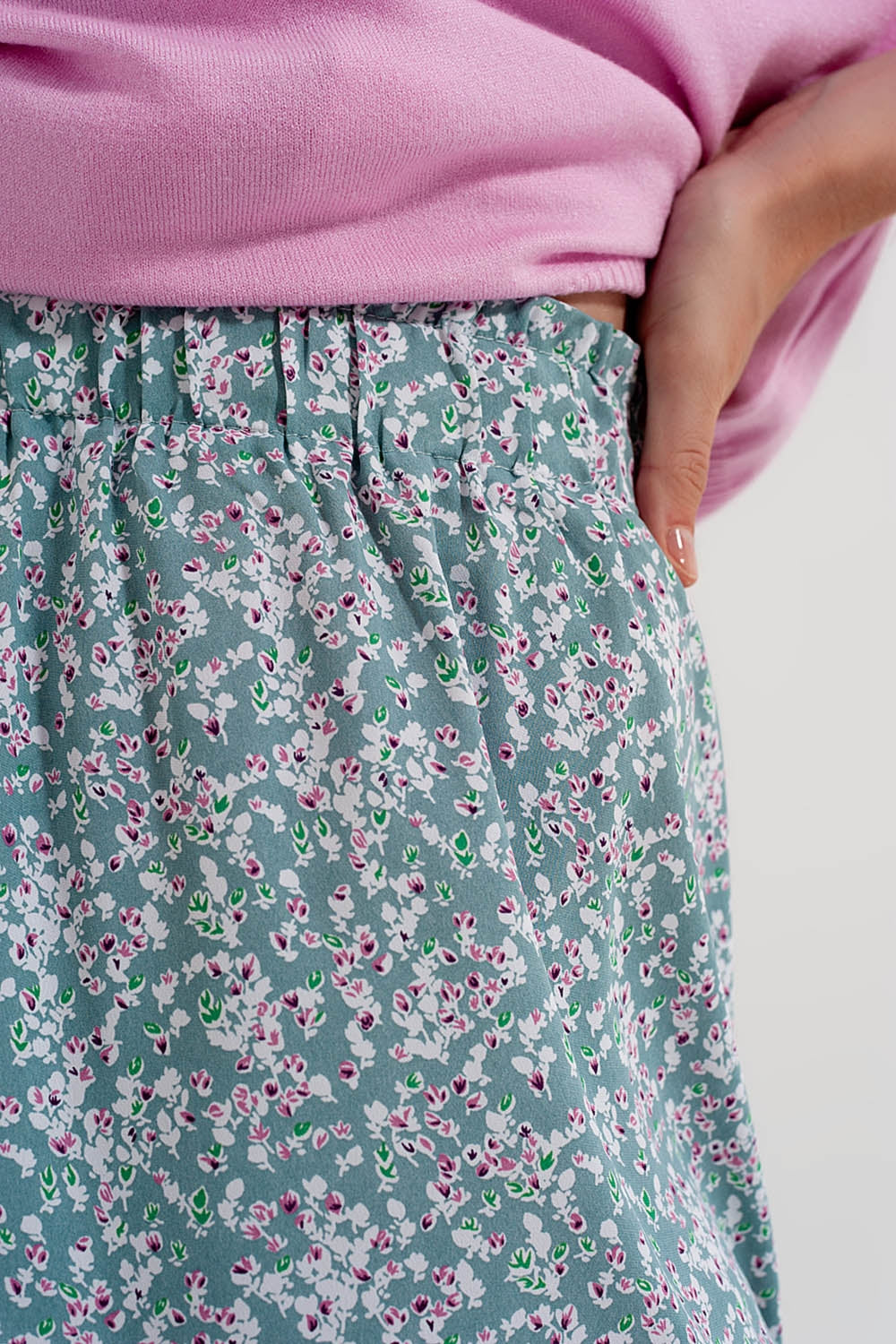 Minifalda verde con estampado floral y volantes Q2