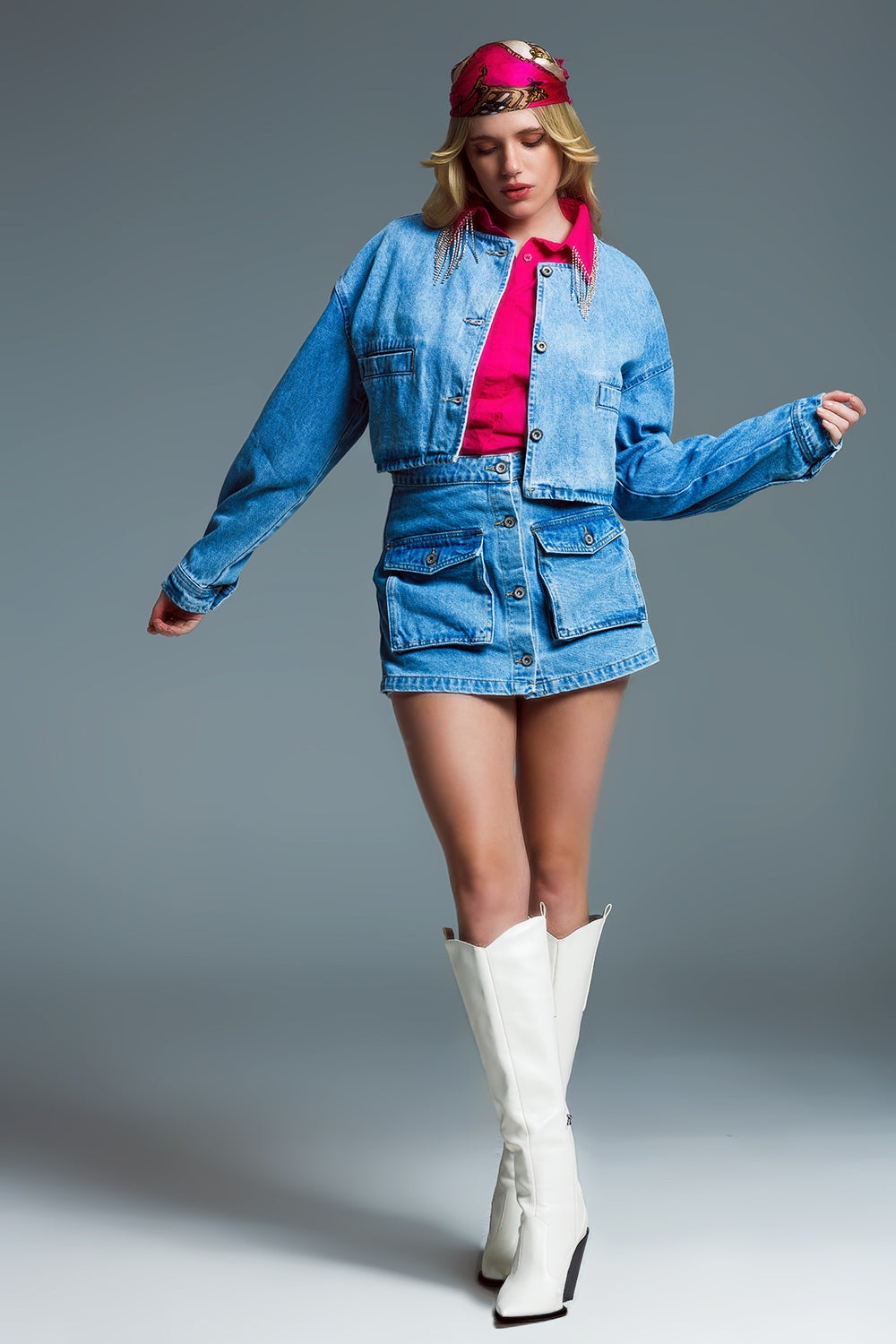 Minishort vaquero cargo con botonadura frontal en lavado claro Q2