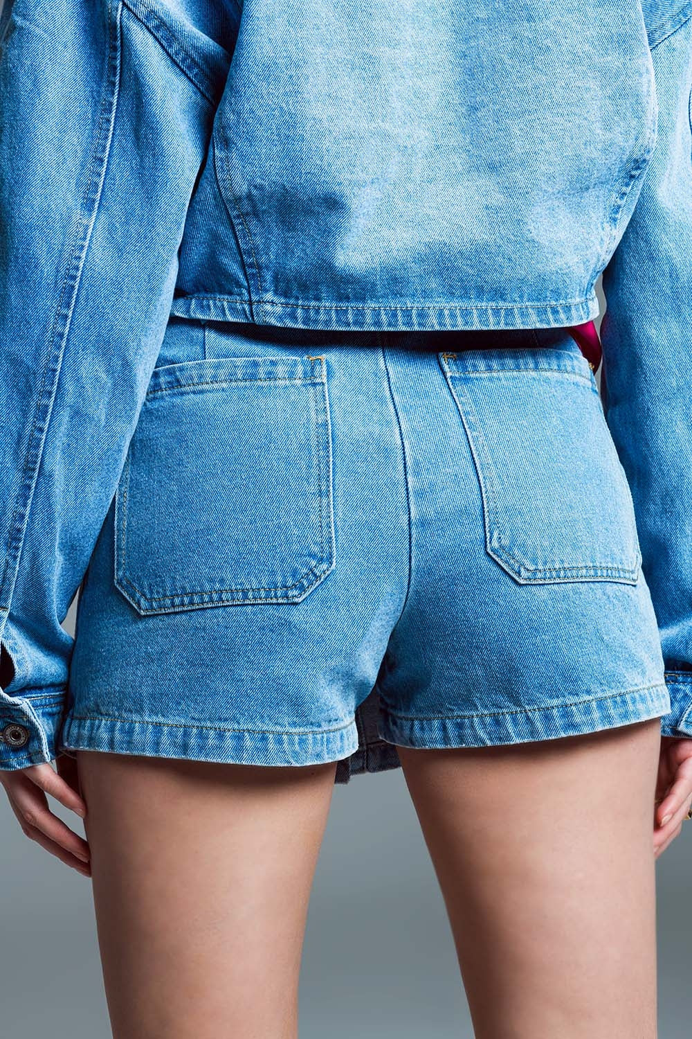 Minishort vaquero cargo con botonadura frontal en lavado claro Q2
