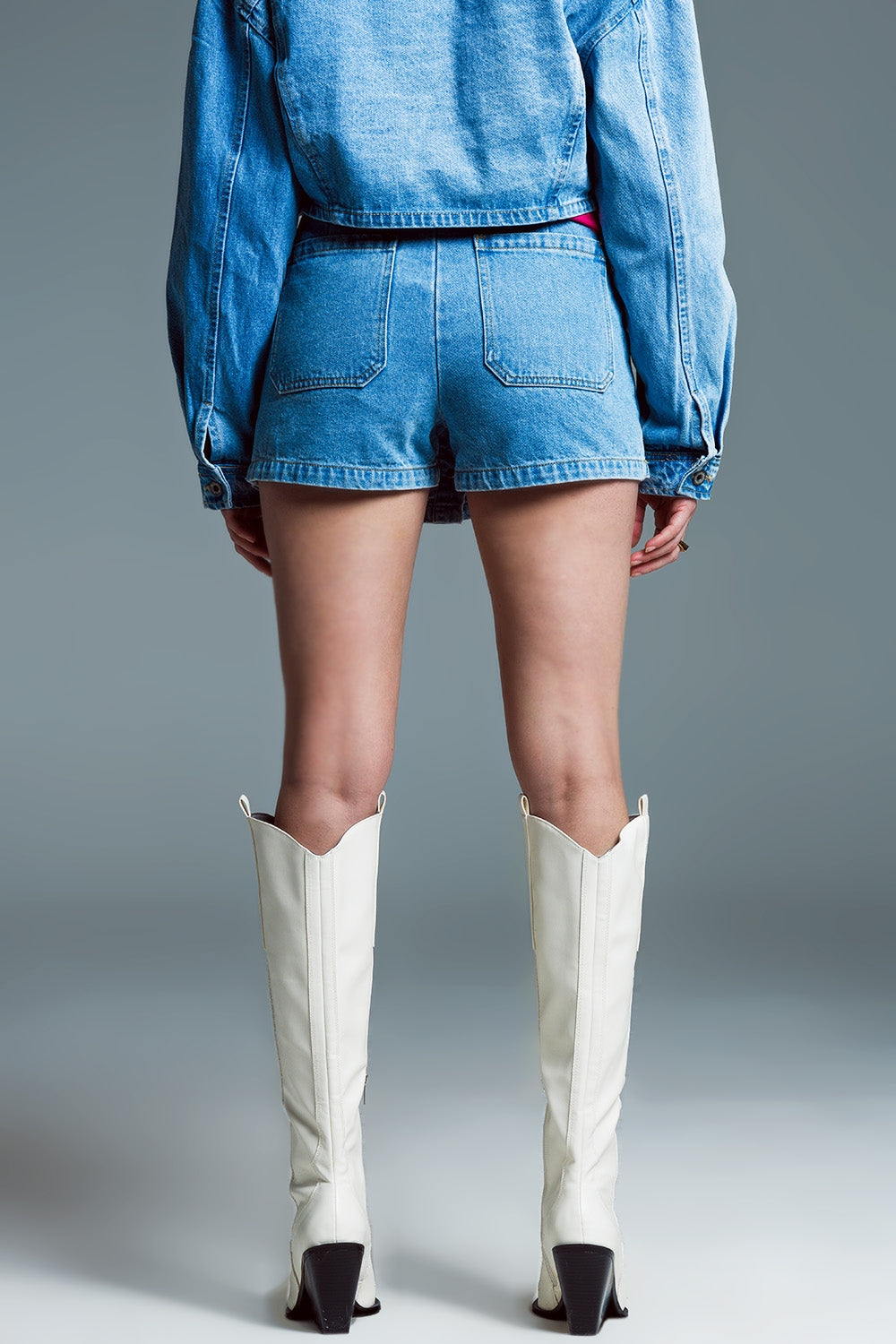 Minishort vaquero cargo con botonadura frontal en lavado claro Q2