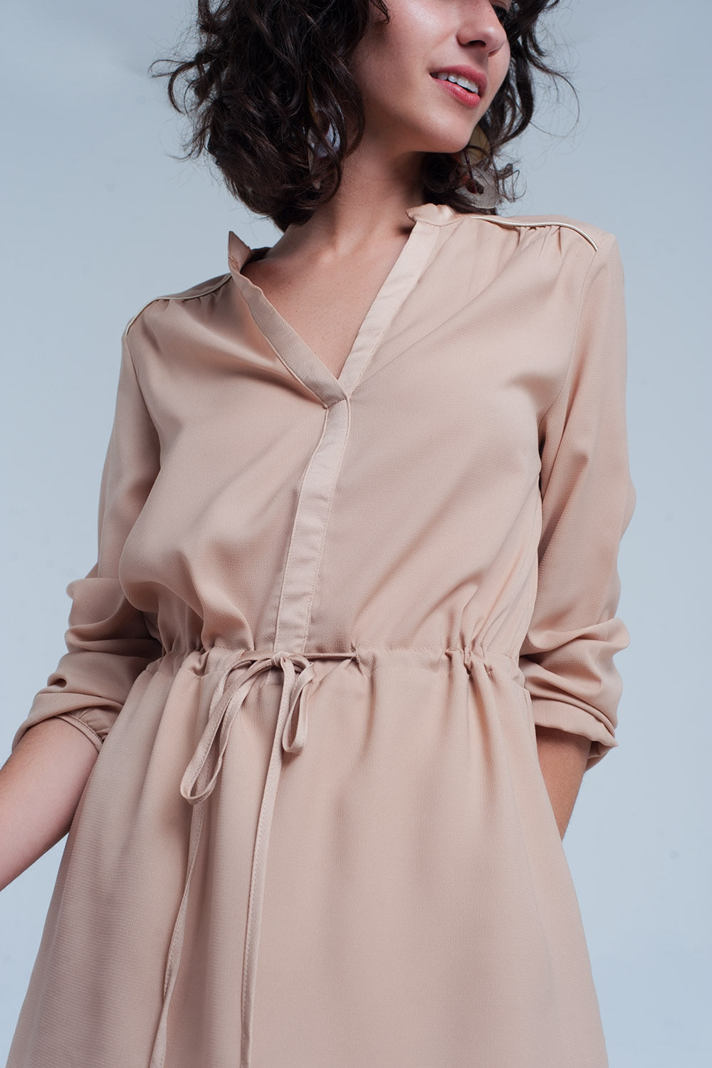 Minivestido camisero beige con lazada en la cintura Q2