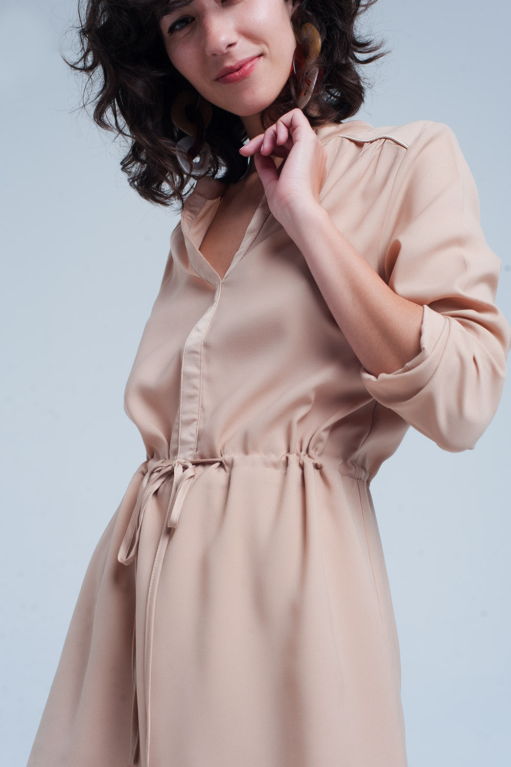 Minivestido camisero beige con lazada en la cintura Q2