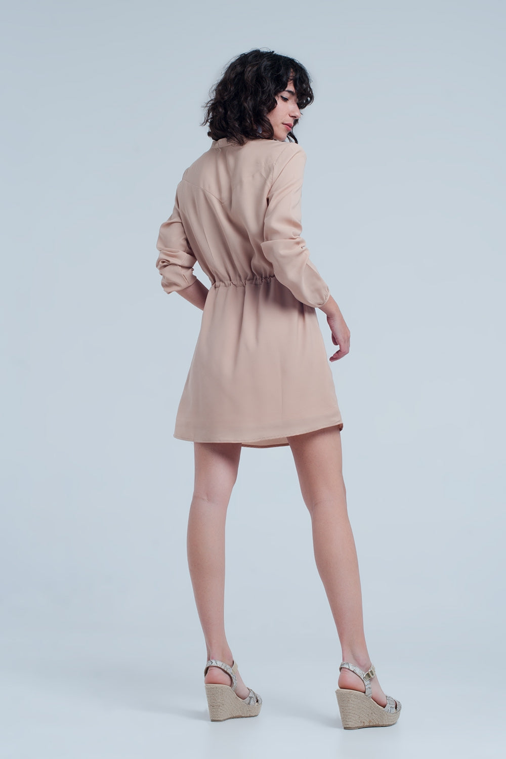 Minivestido camisero beige con lazada en la cintura Q2