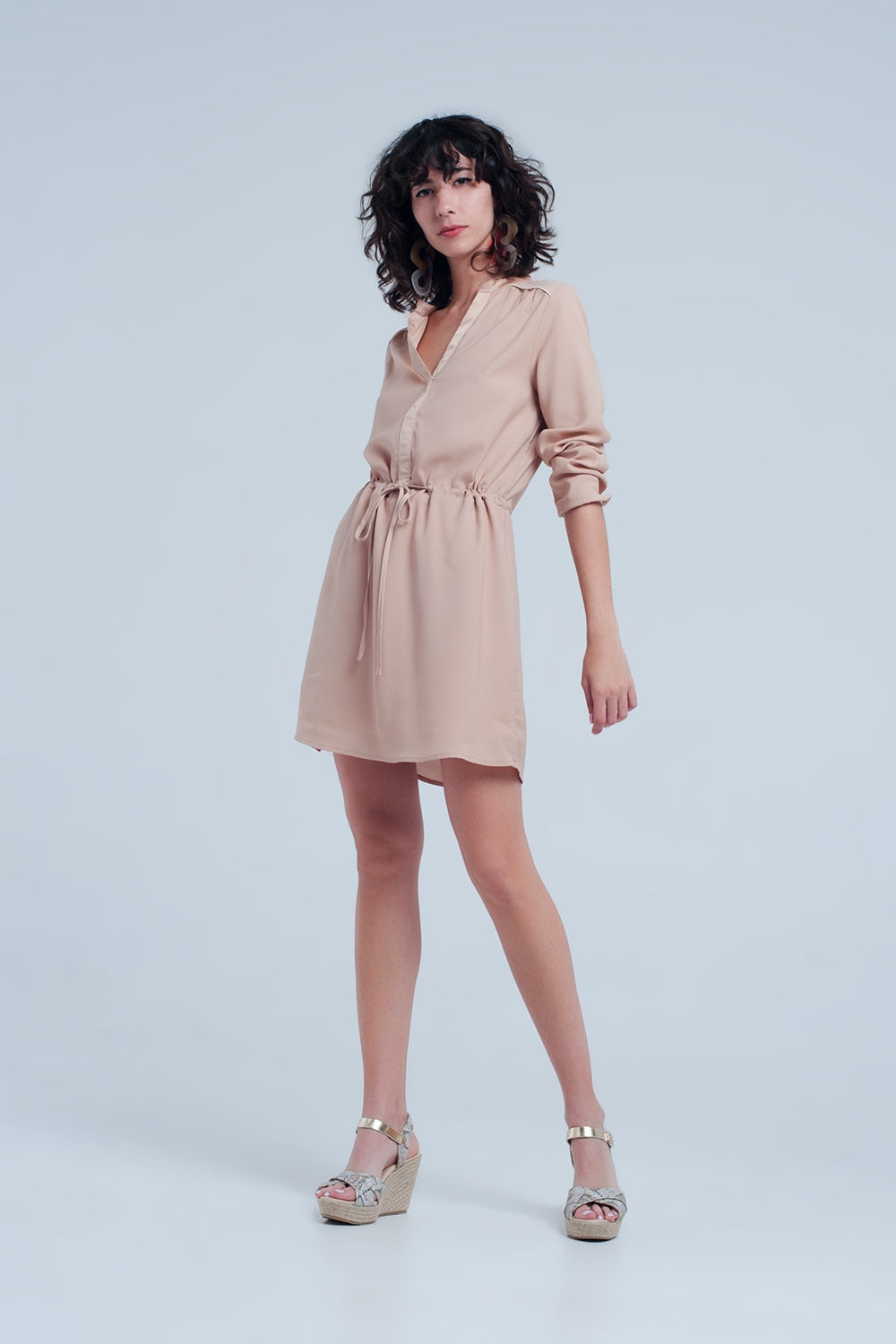 Minivestido camisero beige con lazada en la cintura Q2