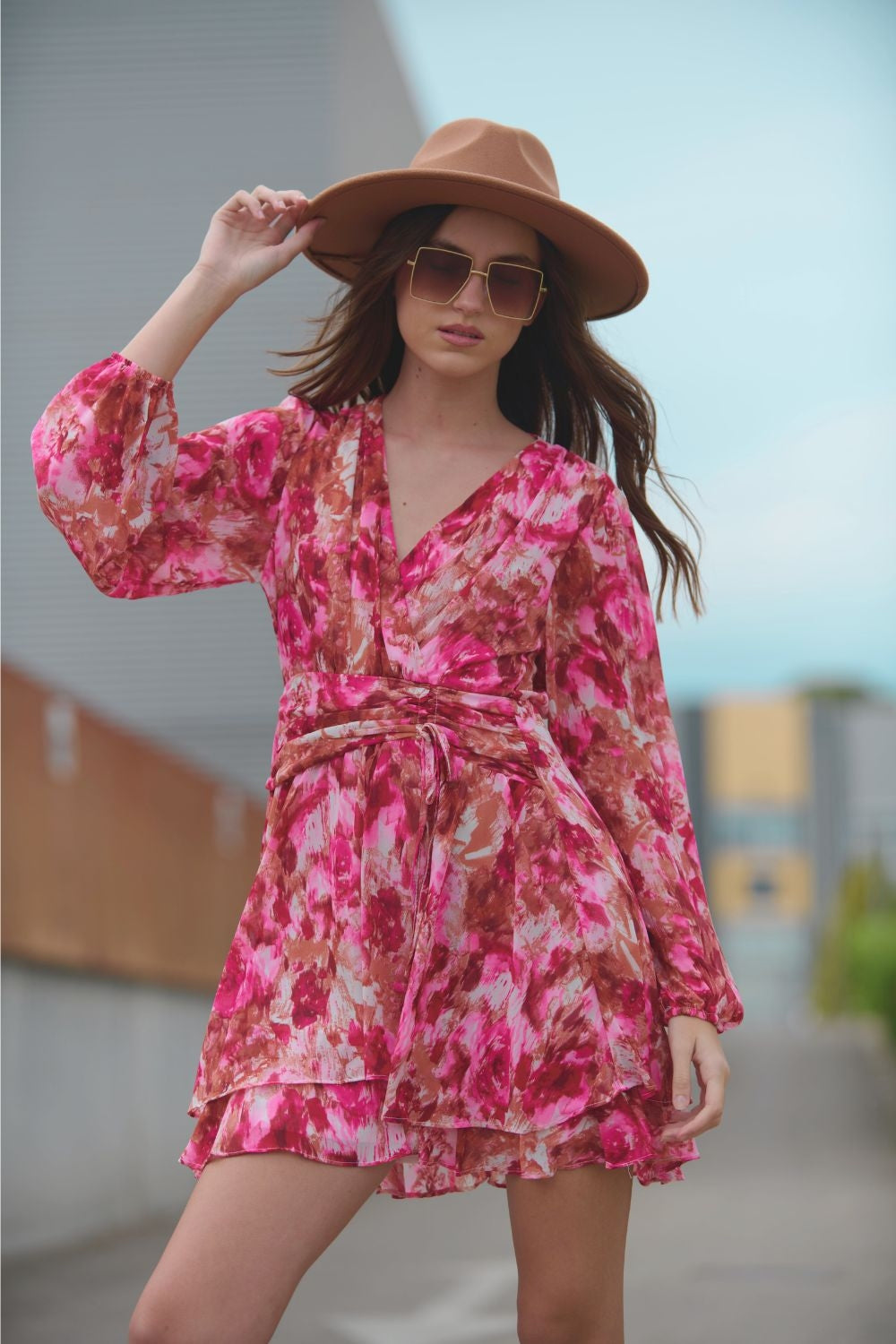 Q2 Minivestido con estampado abstracto y escote en V con lazada en la cintura