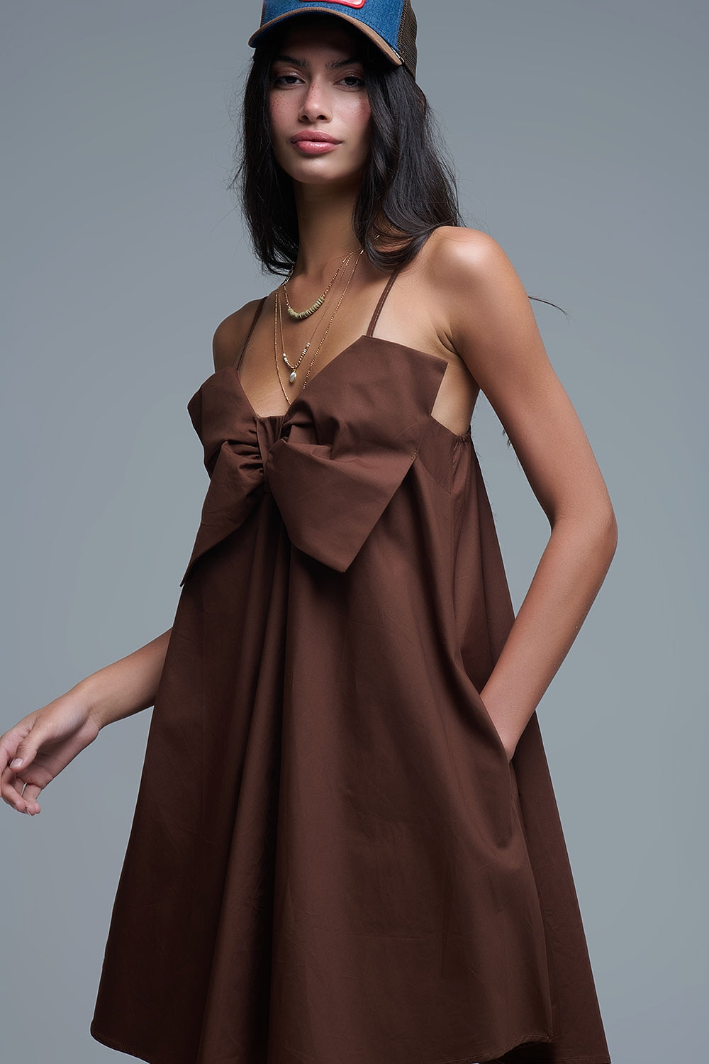 Minivestido de popelina marrón con detalle de gran lazo Q2
