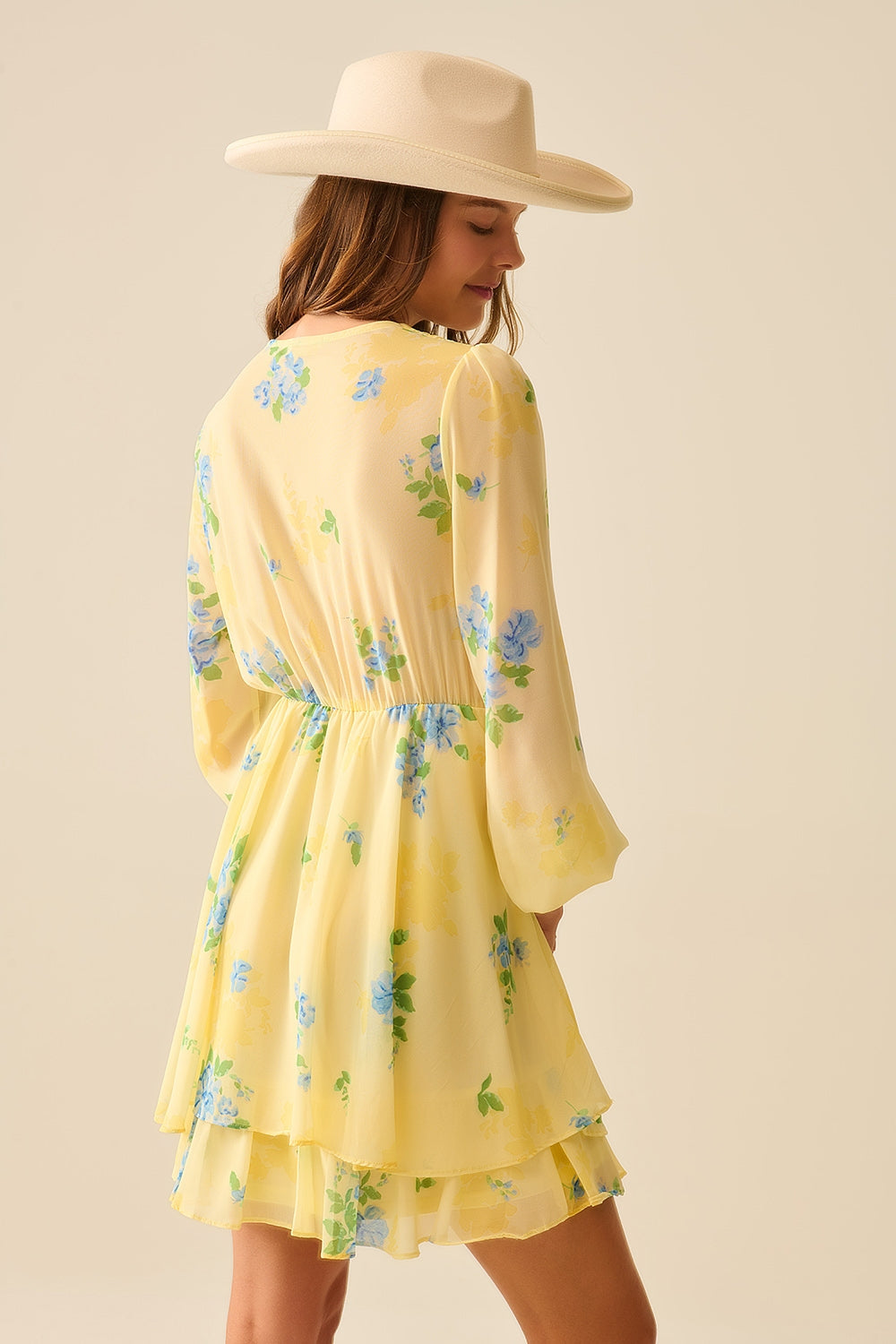 Minivestido primaveral amarillo mantequilla con diseño fruncido Q2