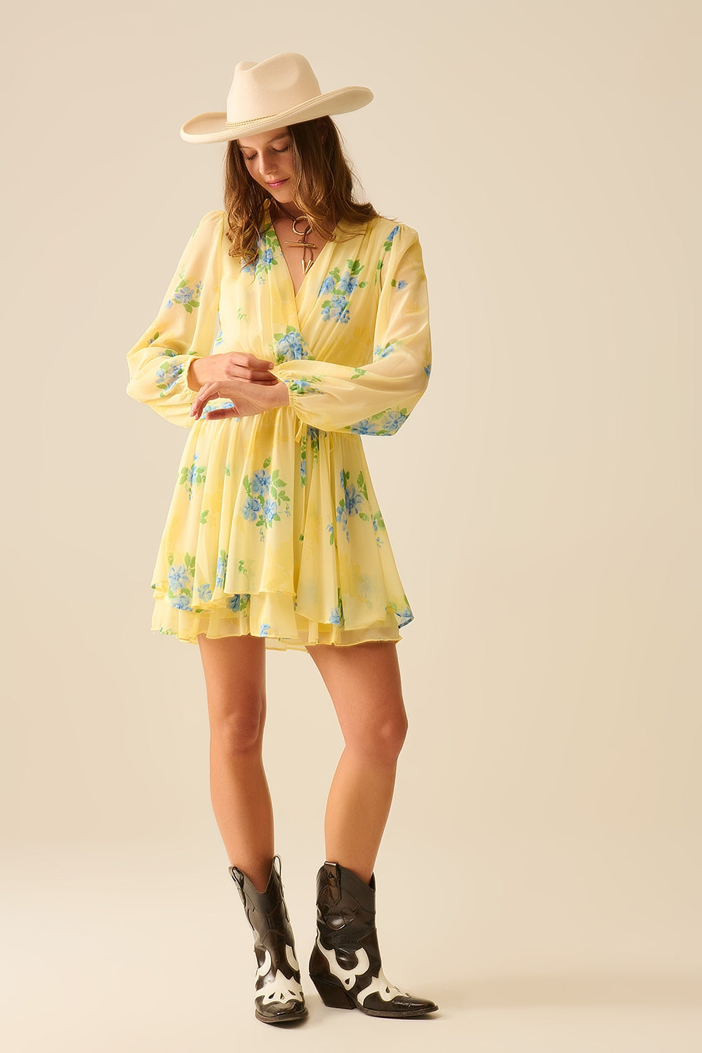 Minivestido primaveral amarillo mantequilla con diseño fruncido Q2