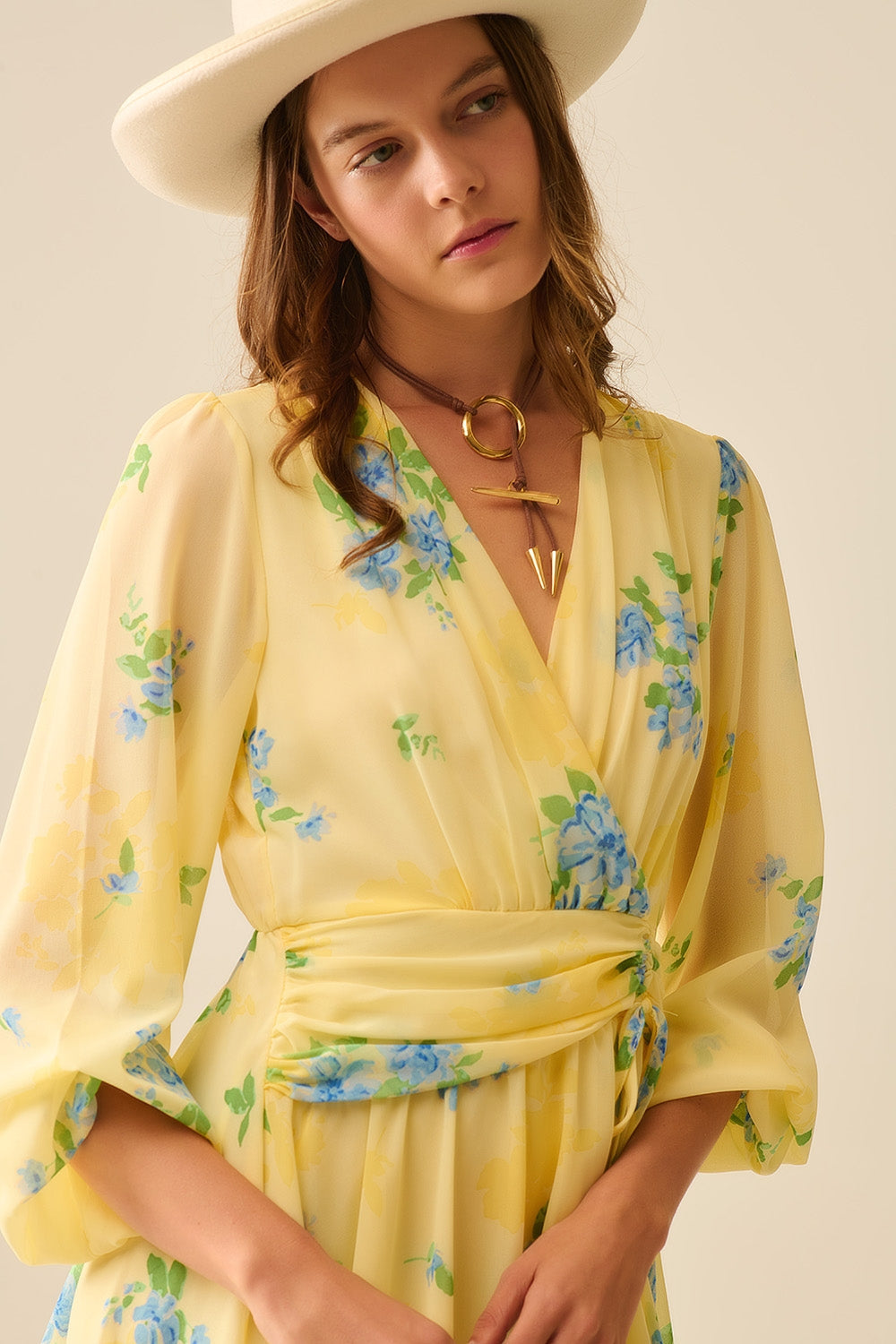 Minivestido primaveral amarillo mantequilla con diseño fruncido Q2