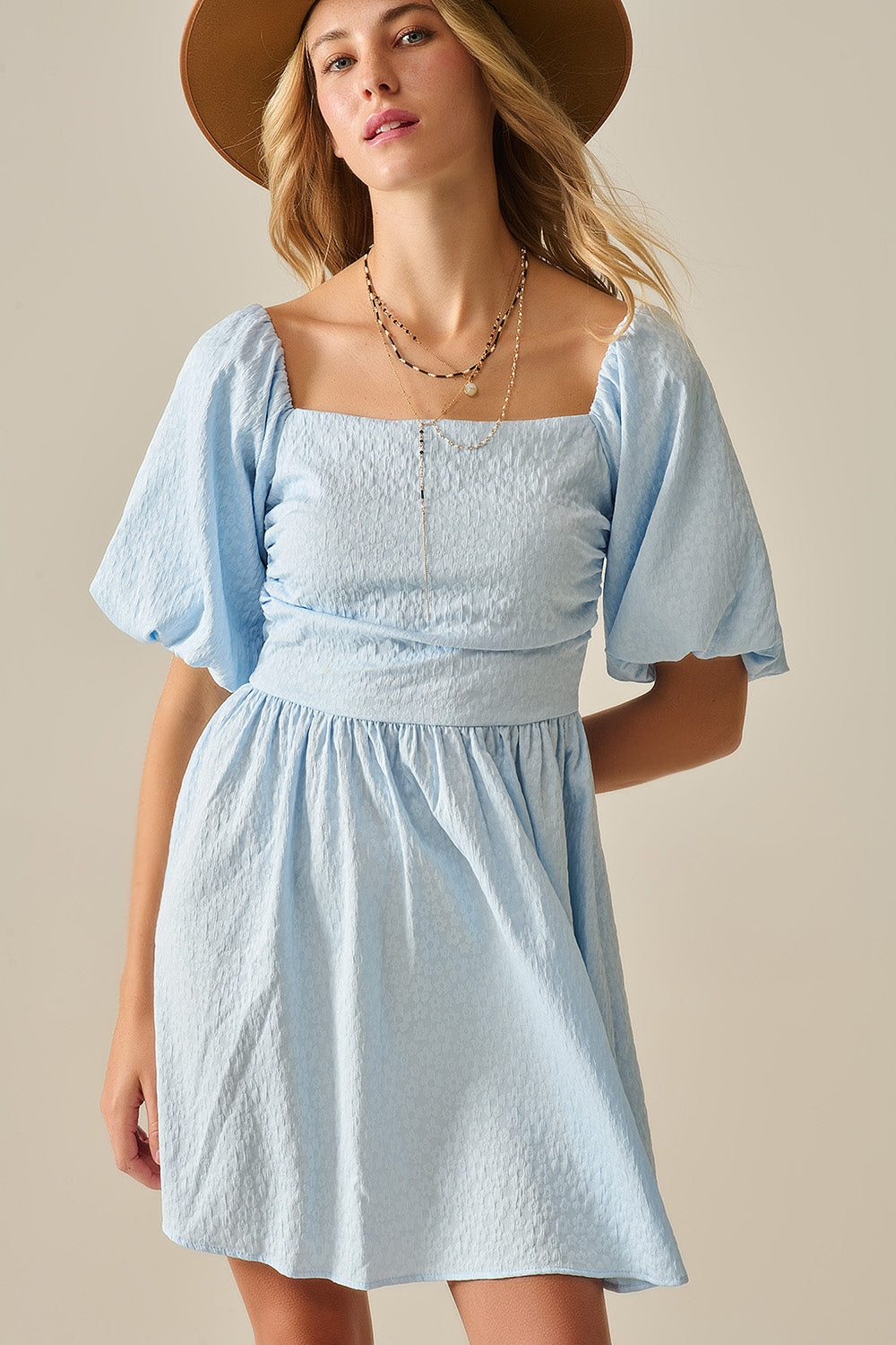 Minivestido texturizado de manga abullonada en azul claro Q2