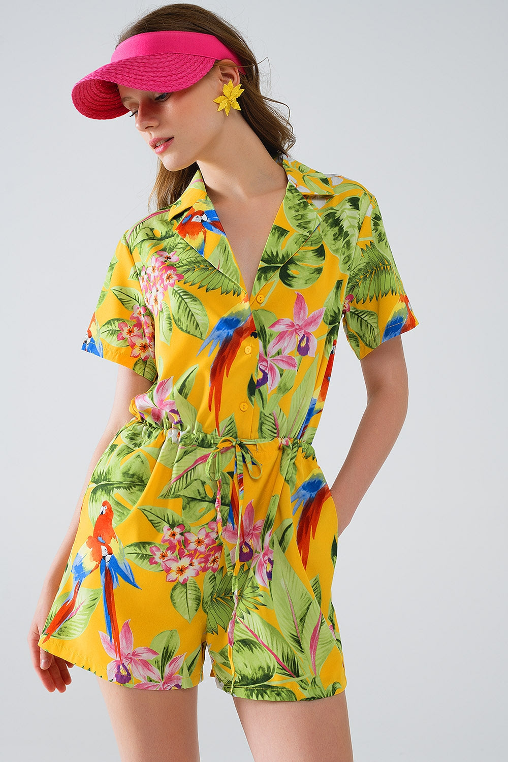 Mono corto amarillo con estampado tropical y cierre de cordón Q2