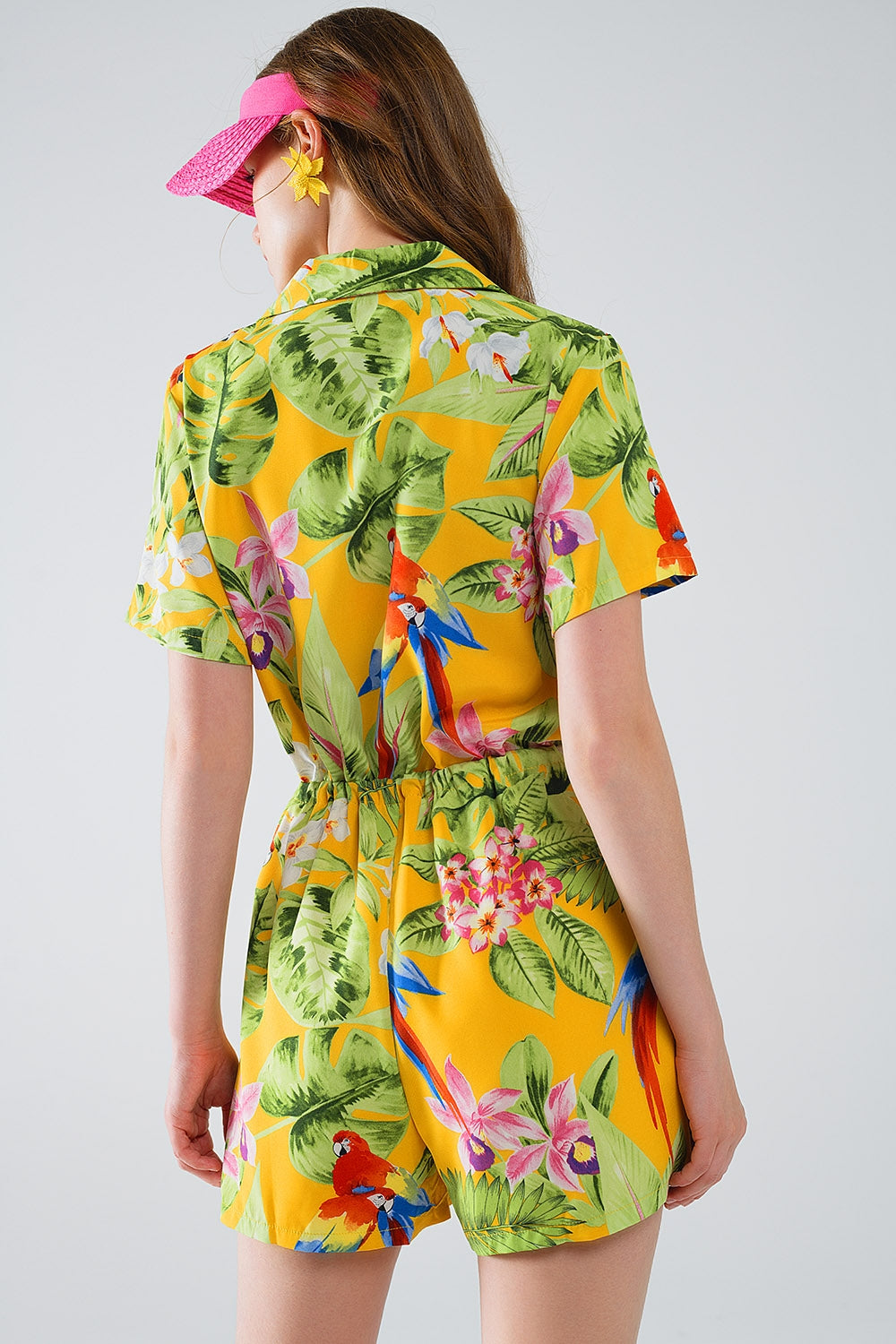 Mono corto amarillo con estampado tropical y cierre de cordón Q2