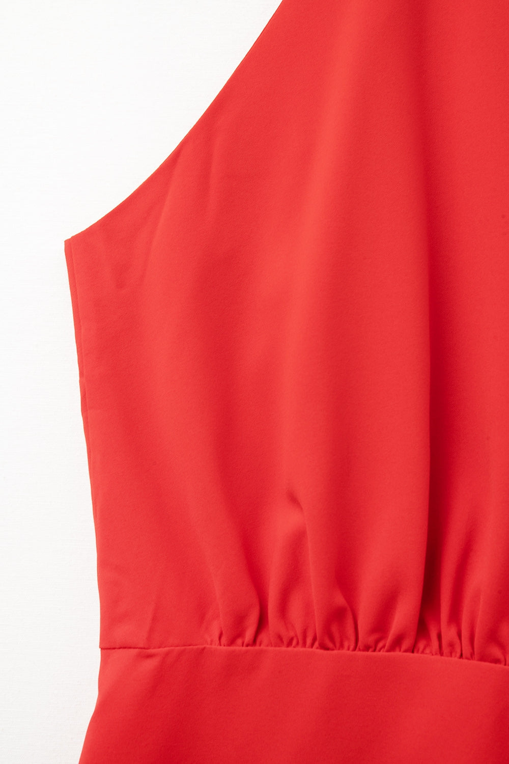 Mono corto rojo de cuello alto con detalle de pliegue en el frente Q2