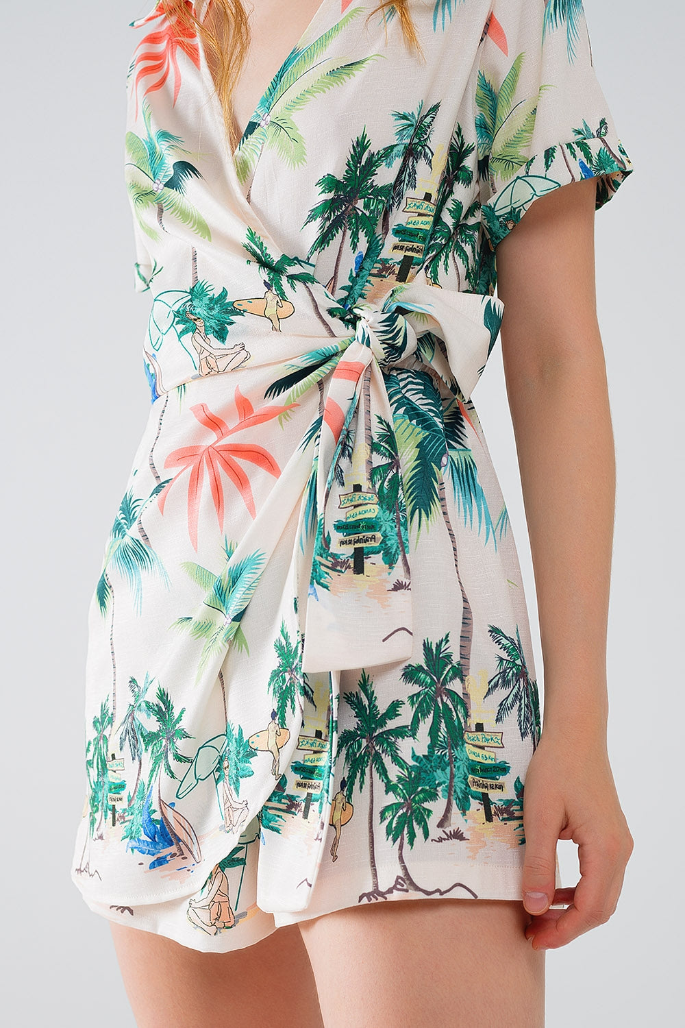 Mono crema con estampado playero y top cruzado Q2