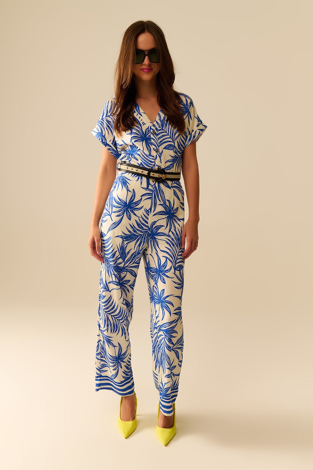 Mono de manga corta con motivo tropical en azul y blanco Q2