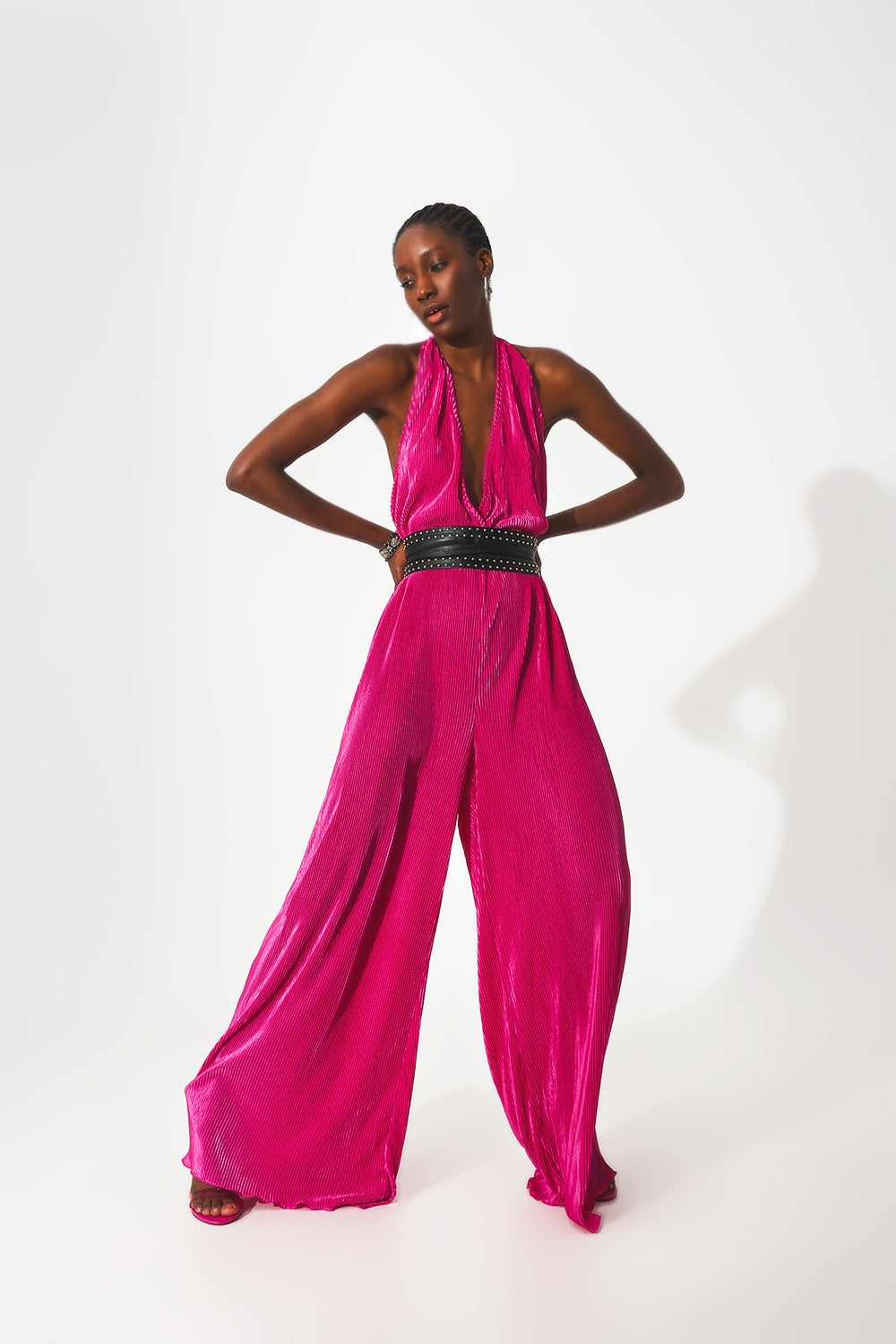 Q2 Mono largo plisado con cuello halter de satén fucsia