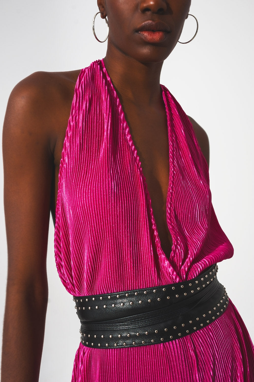 Mono largo plisado con cuello halter de satén fucsia Q2