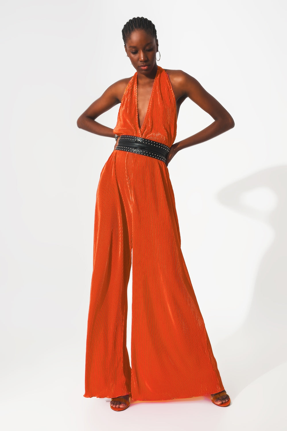 Q2 Mono largo plisado con cuello halter de satén naranja