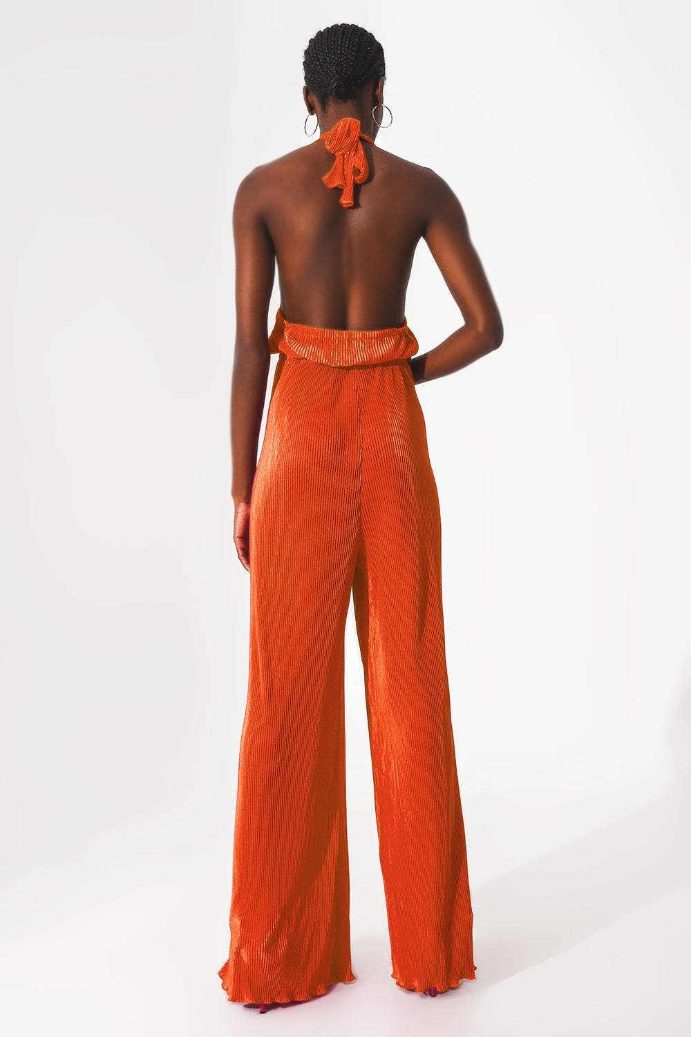 Mono largo plisado con cuello halter de satén naranja Q2