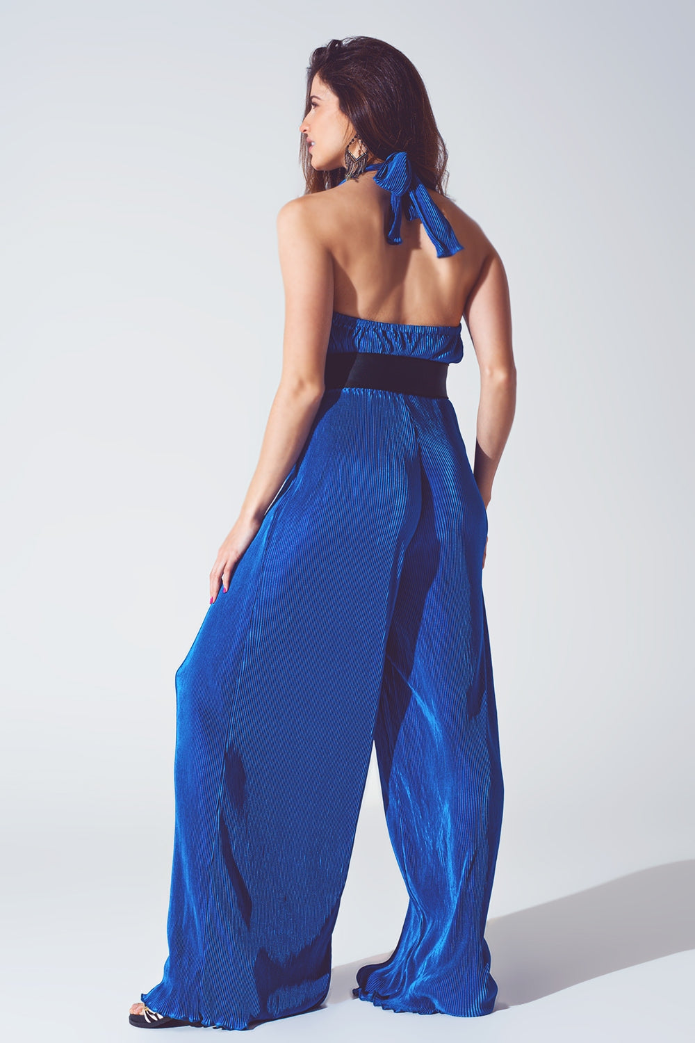 Mono largo Plisado de Raso con Cuello Halter en Azul Q2