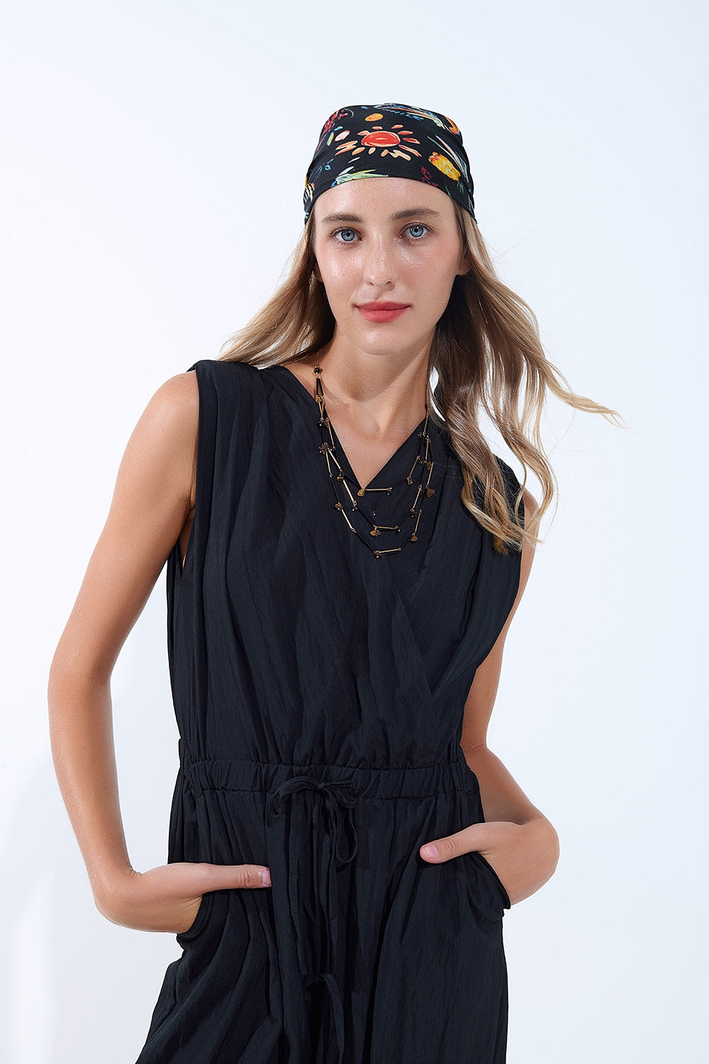 mono negro drapeado de tejido arrugado Q2