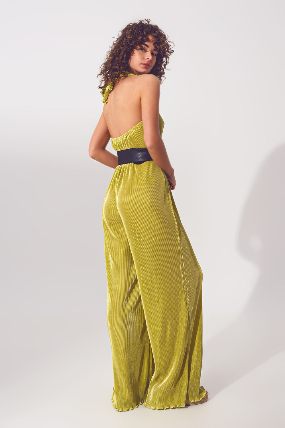 Mono satinado con cuello halter y pliegues en verde Q2