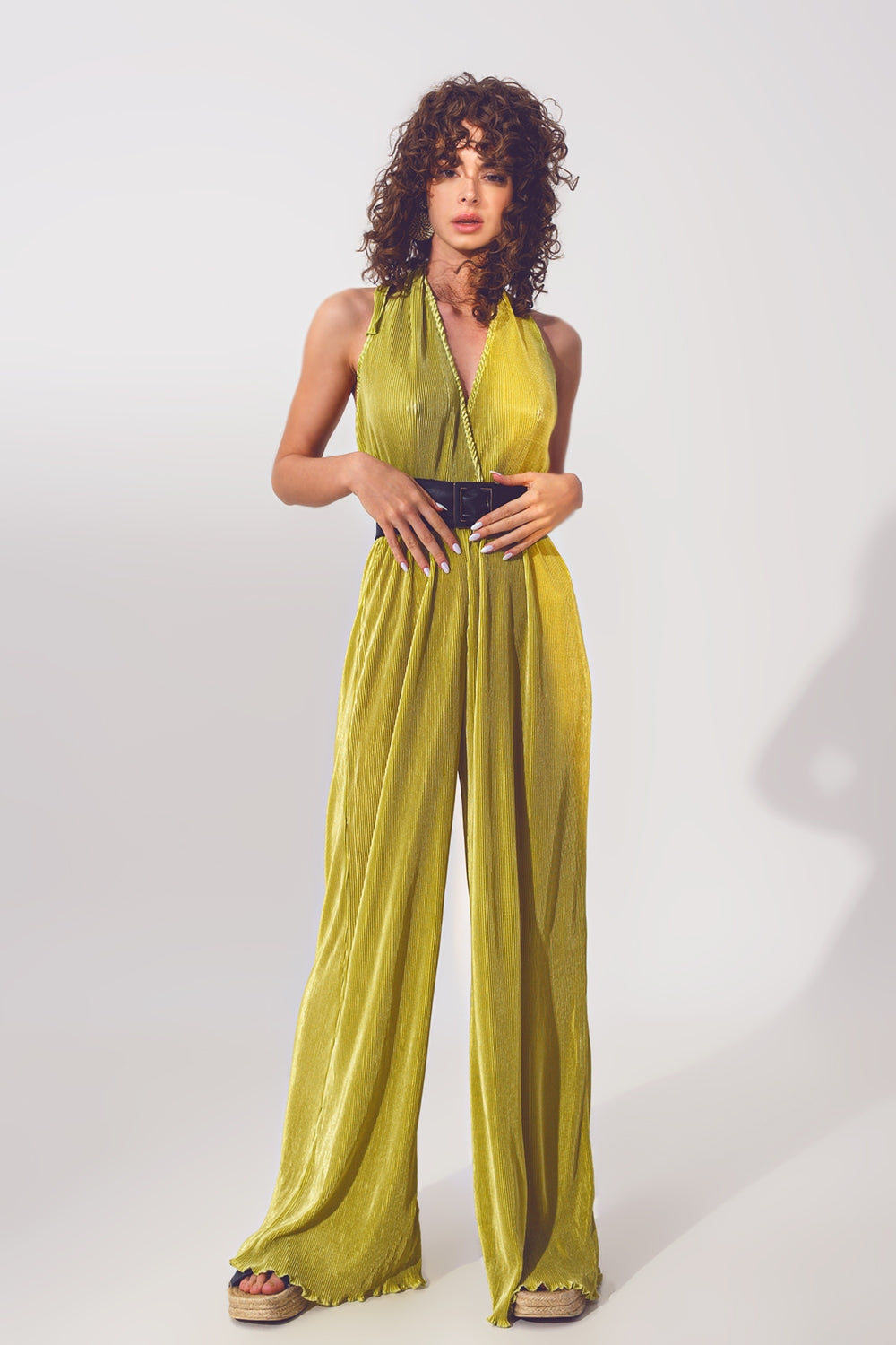 Mono satinado con cuello halter y pliegues en verde Q2