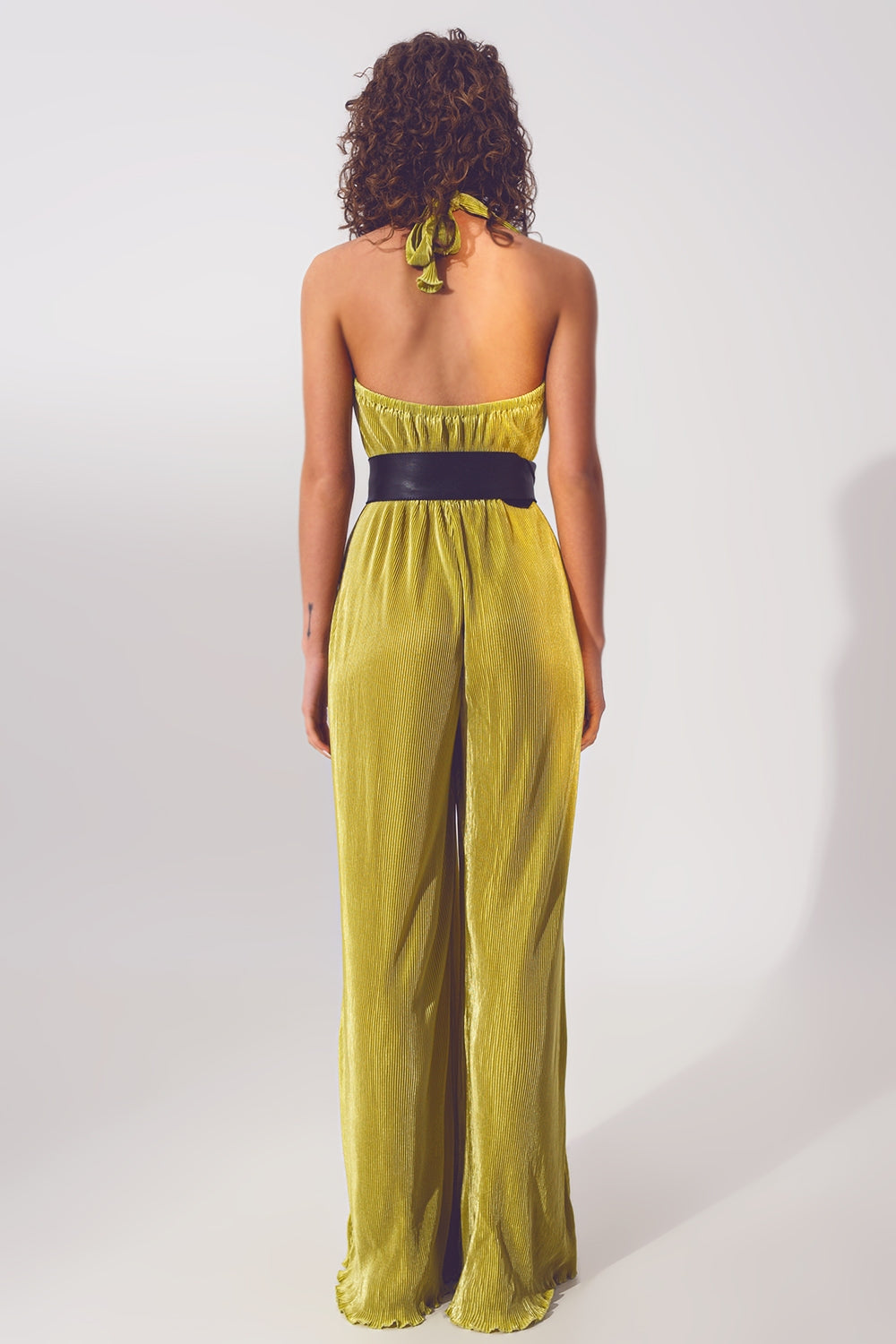 Mono satinado con cuello halter y pliegues en verde Q2