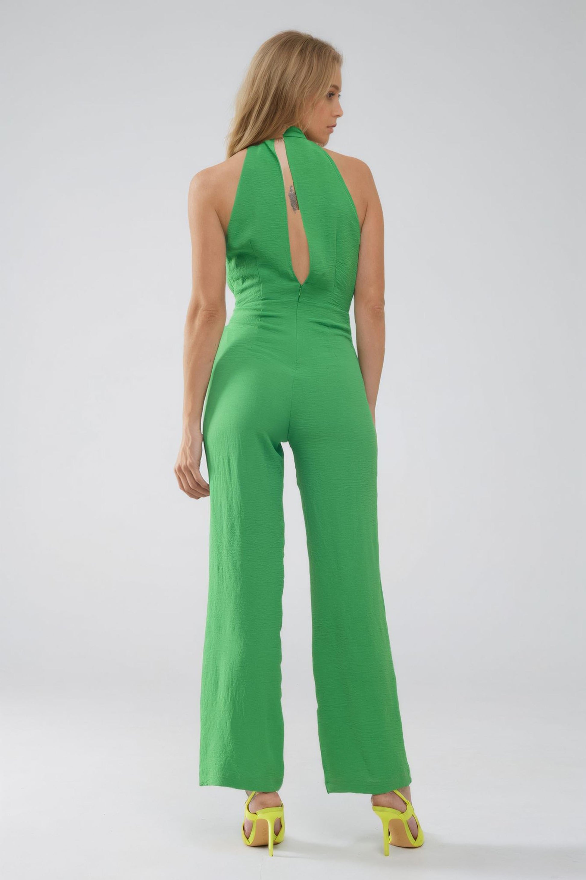Mono Verde Con Escote Halter Cruzado Q2