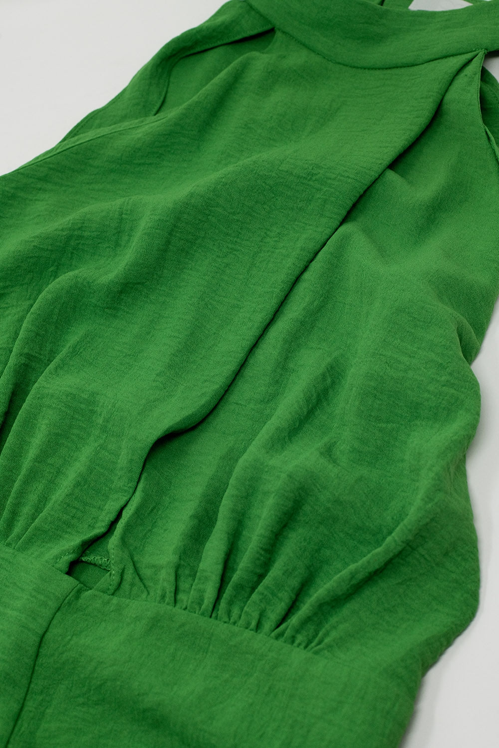 Mono Verde Con Escote Halter Cruzado Q2