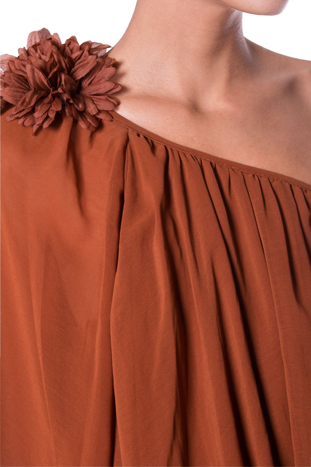 Off The Shoulder Túnica Marrón Con Flor En El Hombro Q2