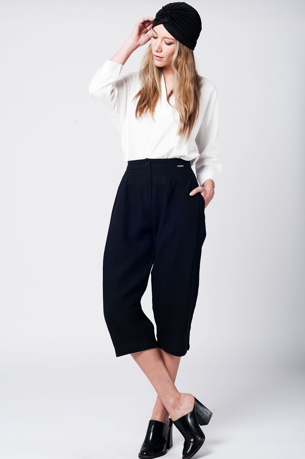 Pantalon a media pierna de lino negro con detalle de pinzas Q2