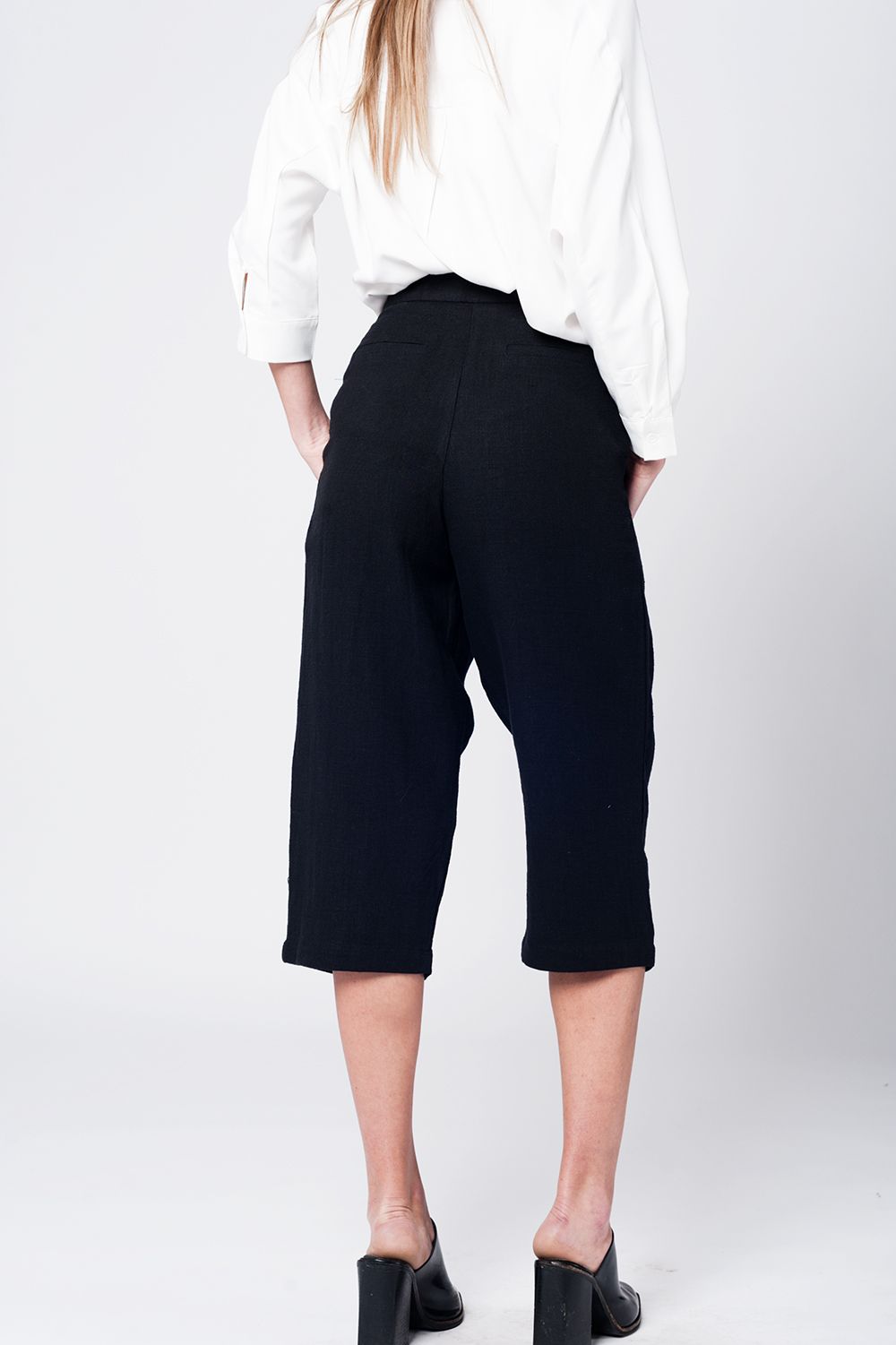 Pantalon a media pierna de lino negro con detalle de pinzas Q2