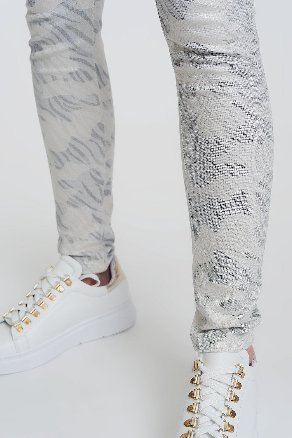 Pantalon ajustados con estampado de camuflaje Q2