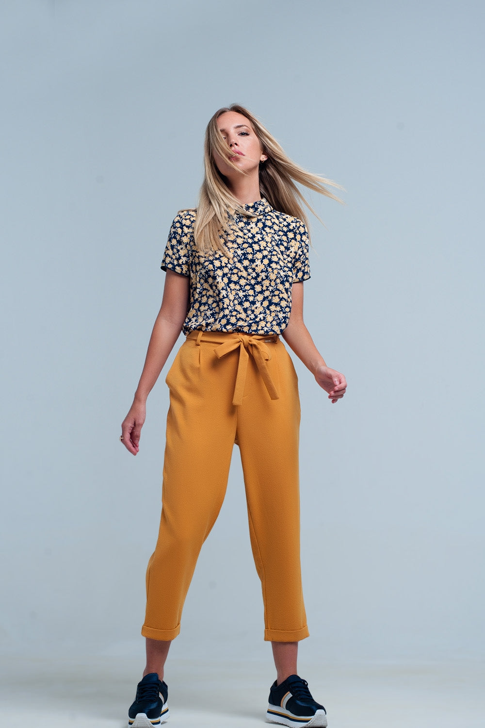 Pantalon alto mostaza de talle alto con cinturón Q2