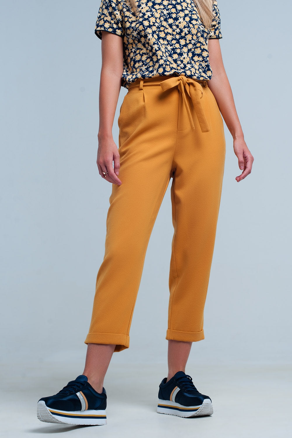 Pantalon alto mostaza de talle alto con cinturón Q2