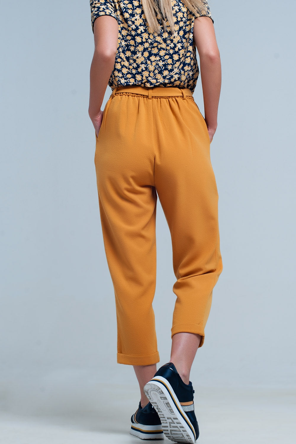 Pantalon alto mostaza de talle alto con cinturón Q2