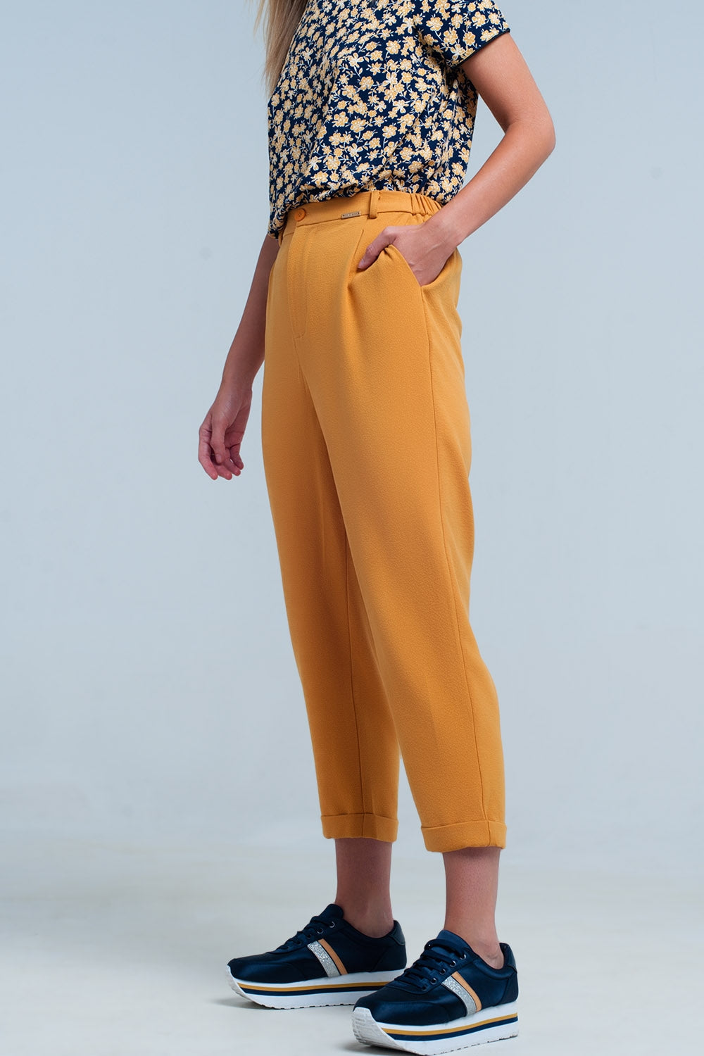 Pantalon alto mostaza de talle alto con cinturón Q2