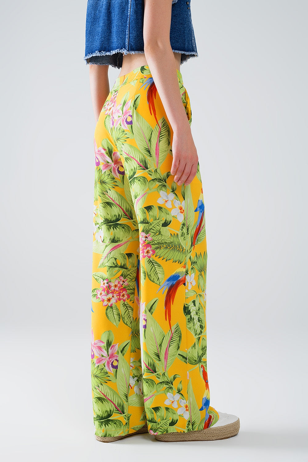Pantalón amarillo con estampado tropical y cremallera lateral Q2