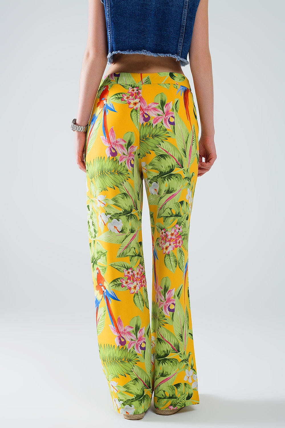 Pantalón amarillo con estampado tropical y cremallera lateral Q2